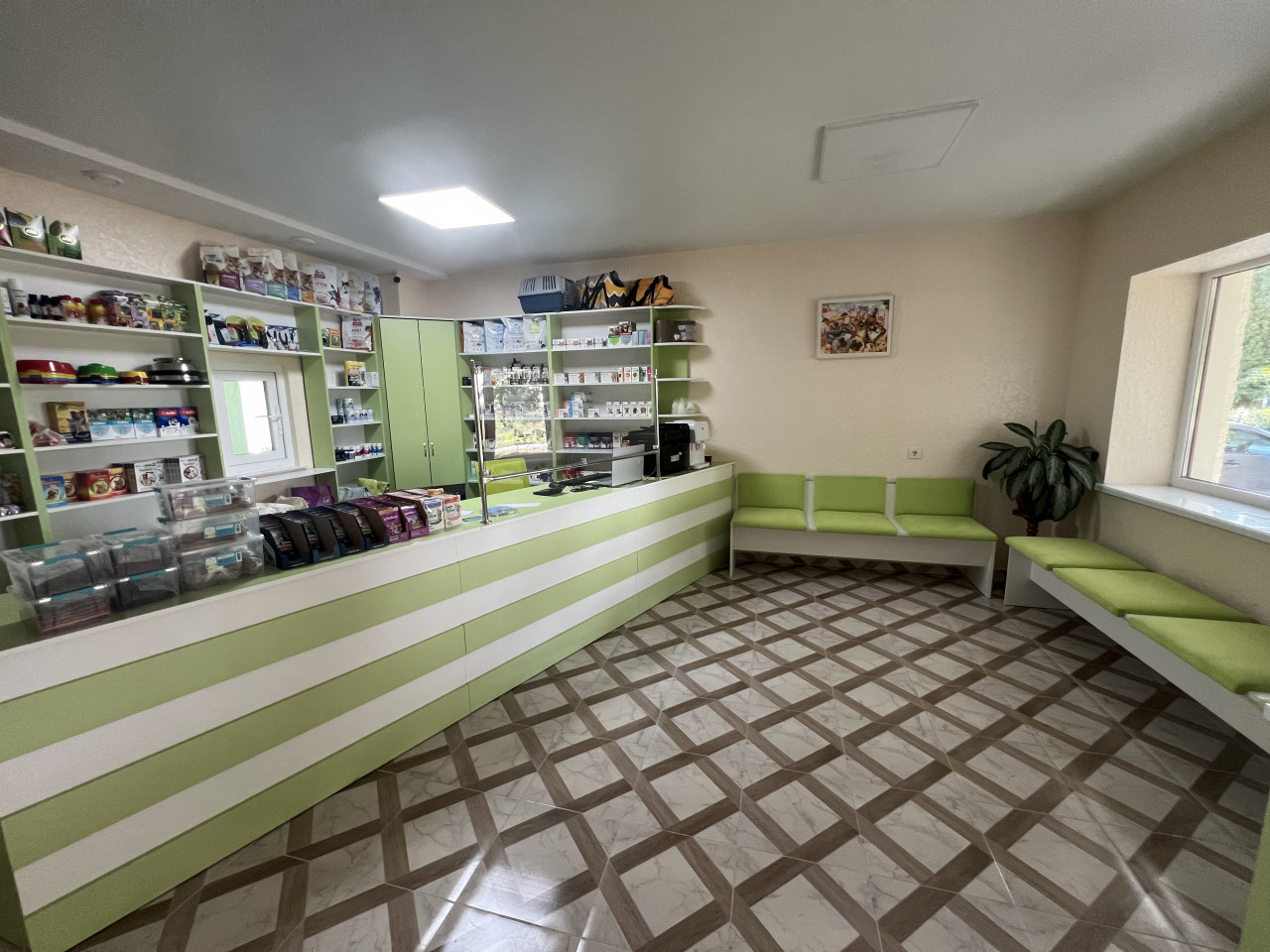 Інтер'єр ветеринарної аптеки