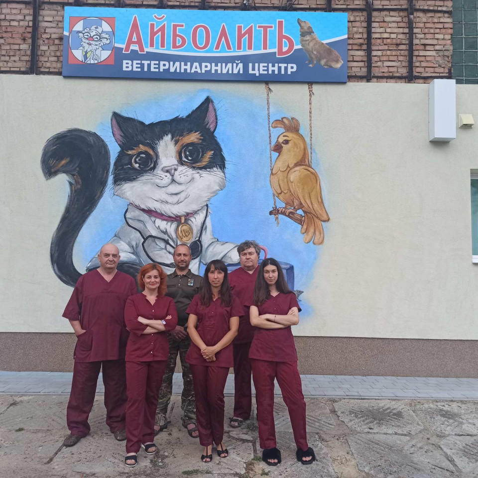 Команда клініки Айболить біля мурала